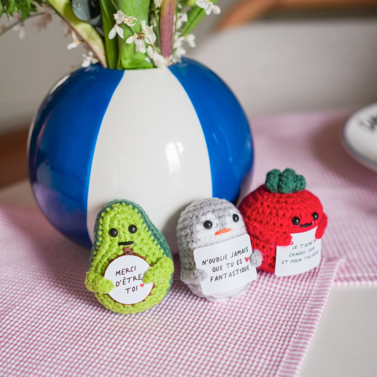 Peluche avocat en crochet avec message brodé sur le ventre.