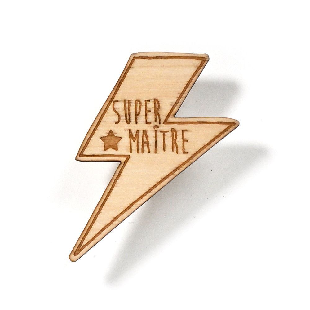 Pin's en bois Super Maître avec finition lisse et détails gravés.