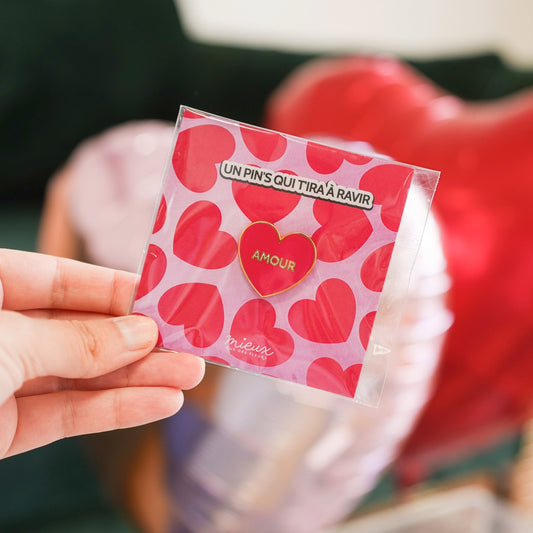 Pin's en forme de cœur avec le mot amour en relief.
