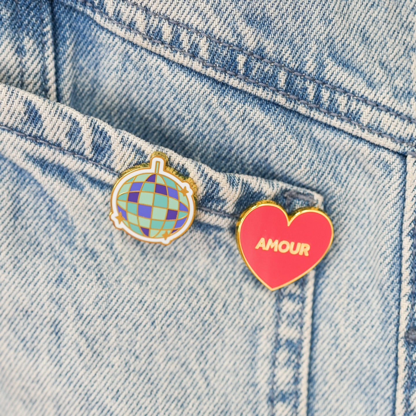 Pin's en forme de cœur avec inscription 'amour' en gros plan.