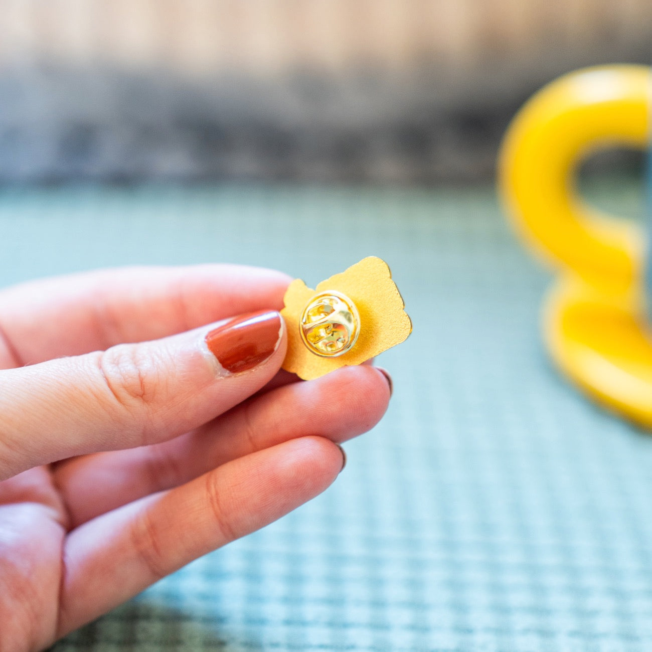 Pin's Cool Dads Club avec tasse de café en gros plan