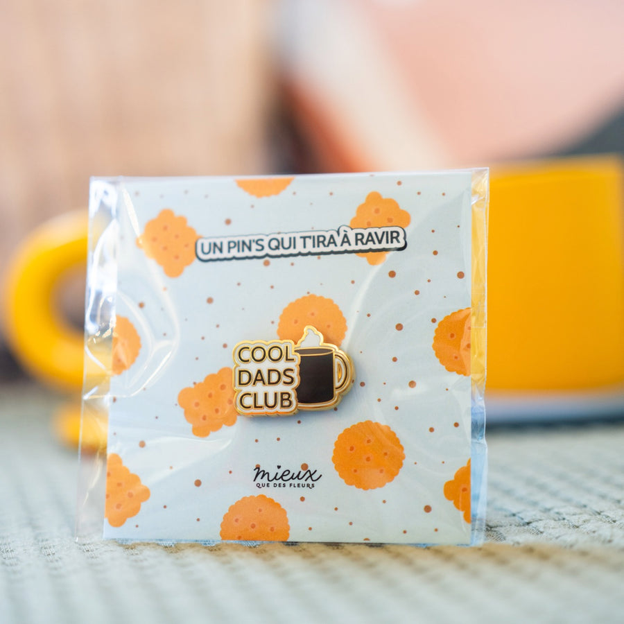 Pin's Cool Dads Club avec tasse de café en gros plan