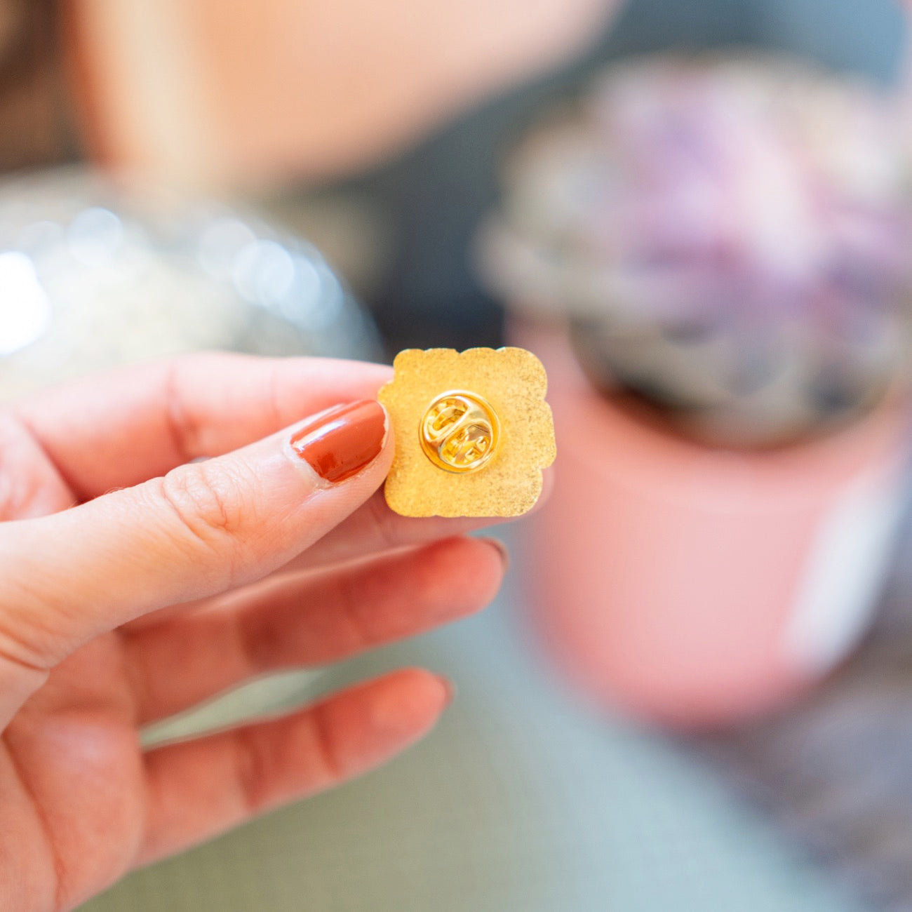 Pin's 'Cool Moms Club' avec marguerite sur fond clair.