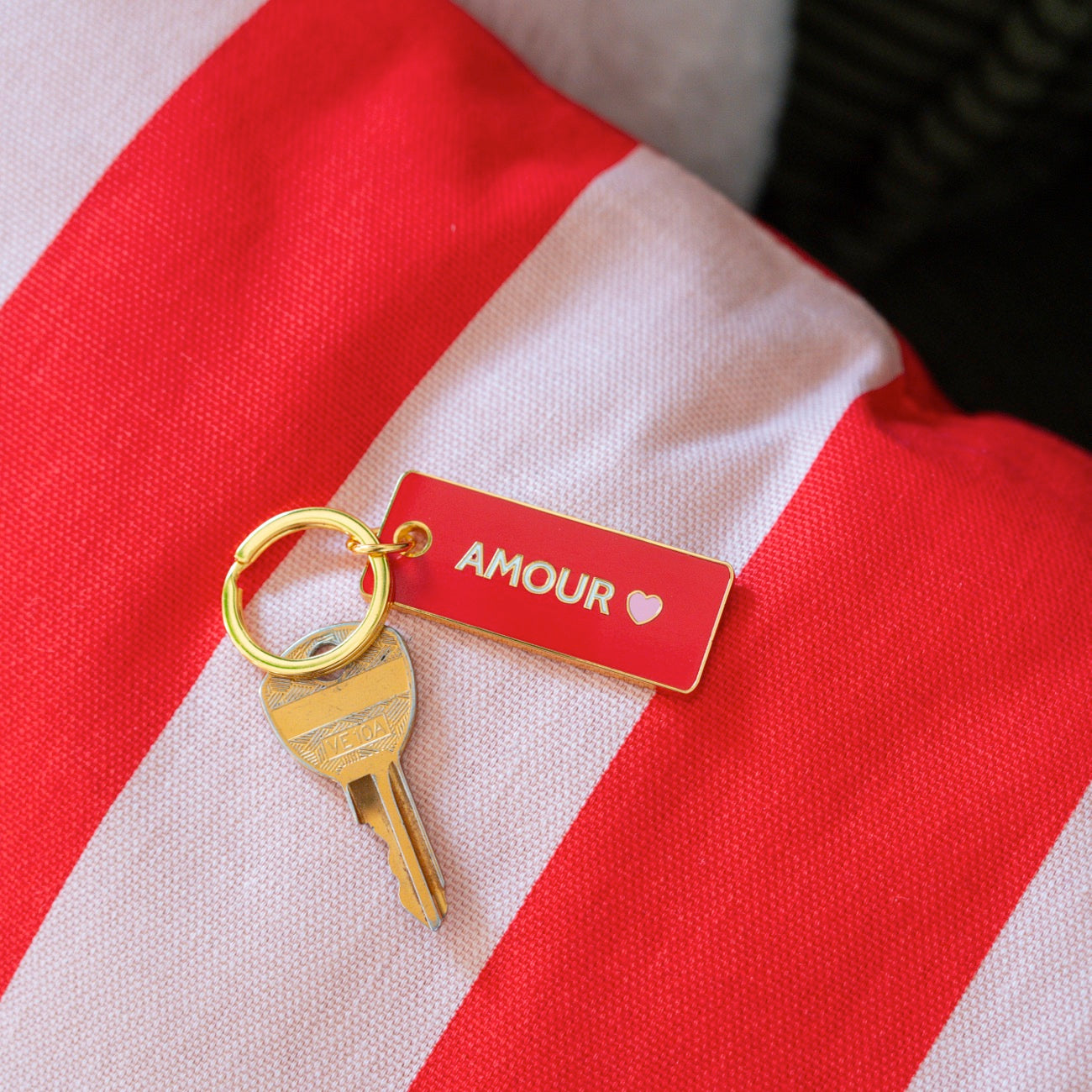 Porte-clé en forme de cœur, design élégant et brillant.