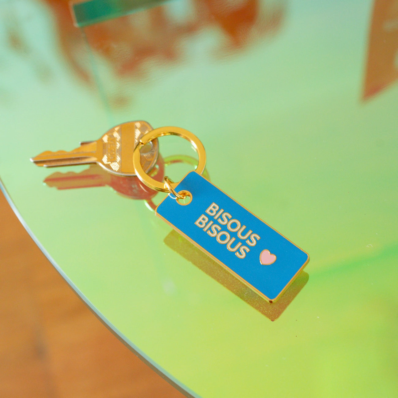Porte-clé 'Bisous bisous' avec motif cœur en relief.