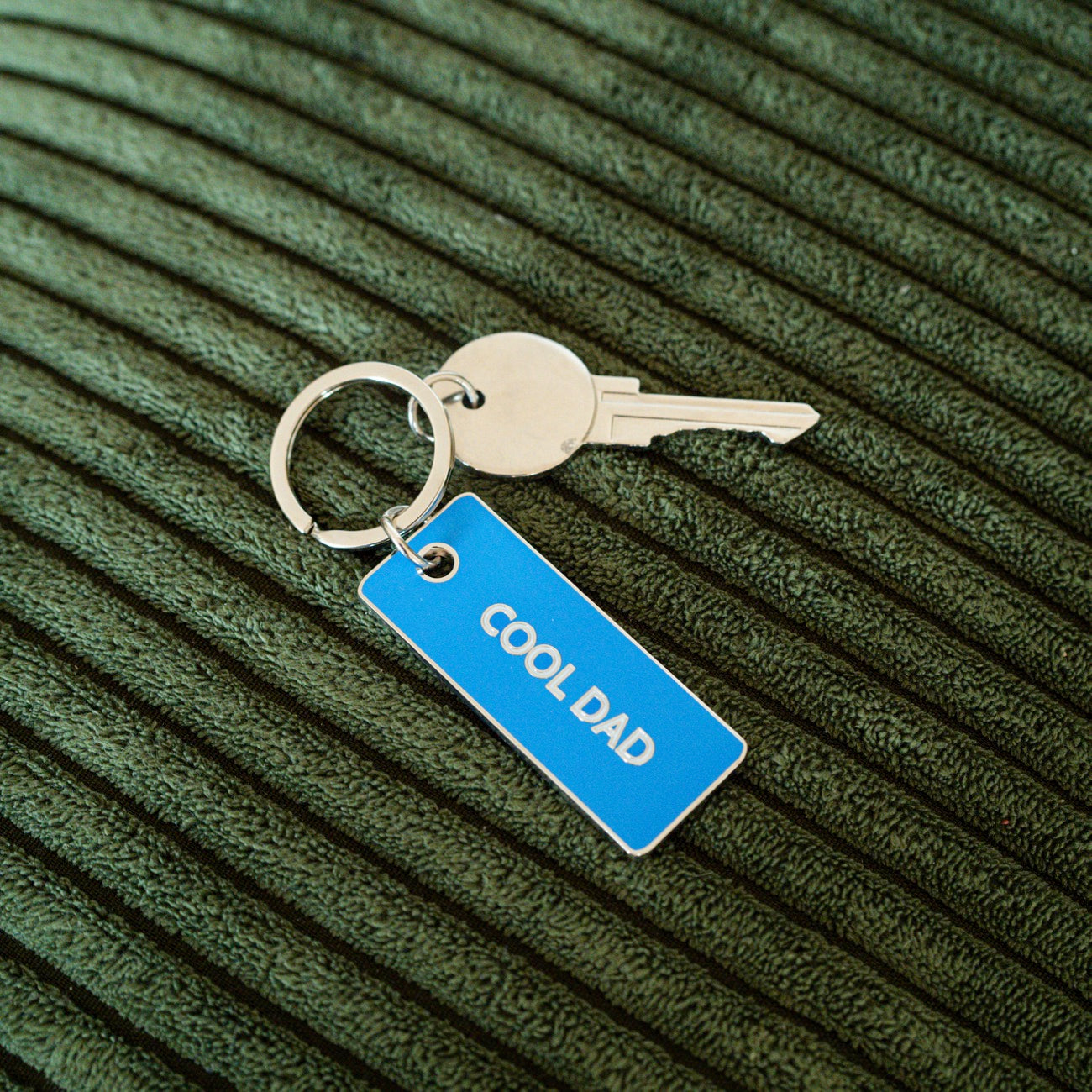 Porte-clé 'Cool Dad' avec inscription en relief sur le devant.