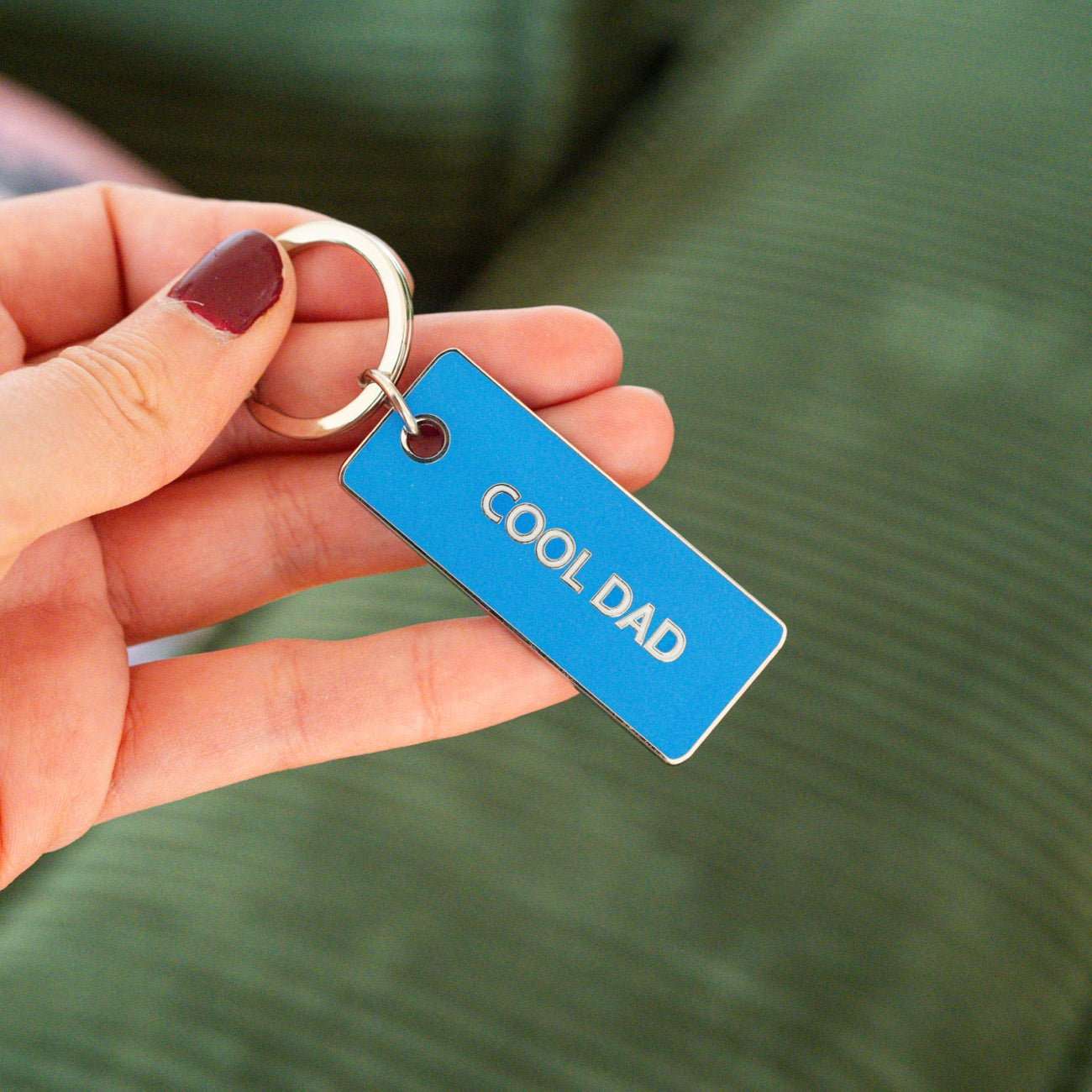Porte-clé 'Cool Dad' avec inscription en relief sur fond neutre.