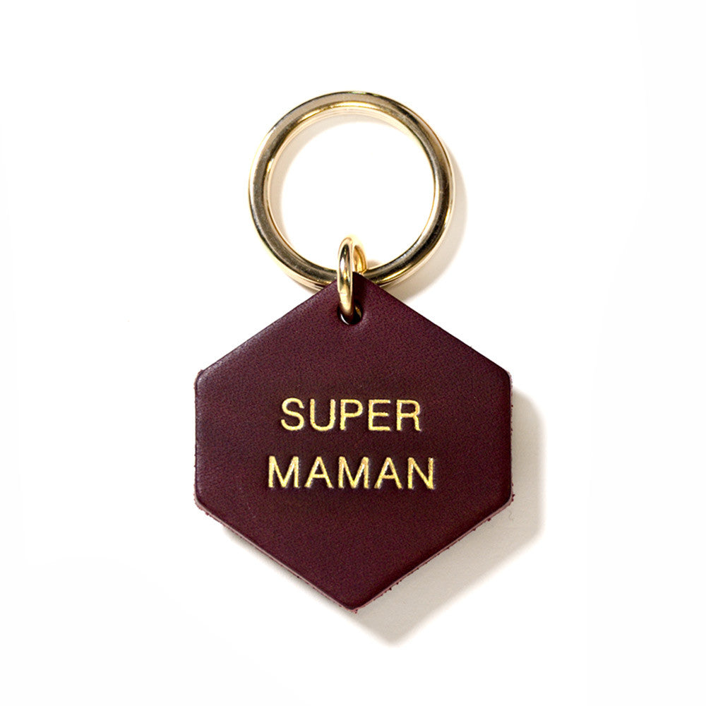 Porte-clé en cuir 'Super Maman' avec texture lisse et élégante.