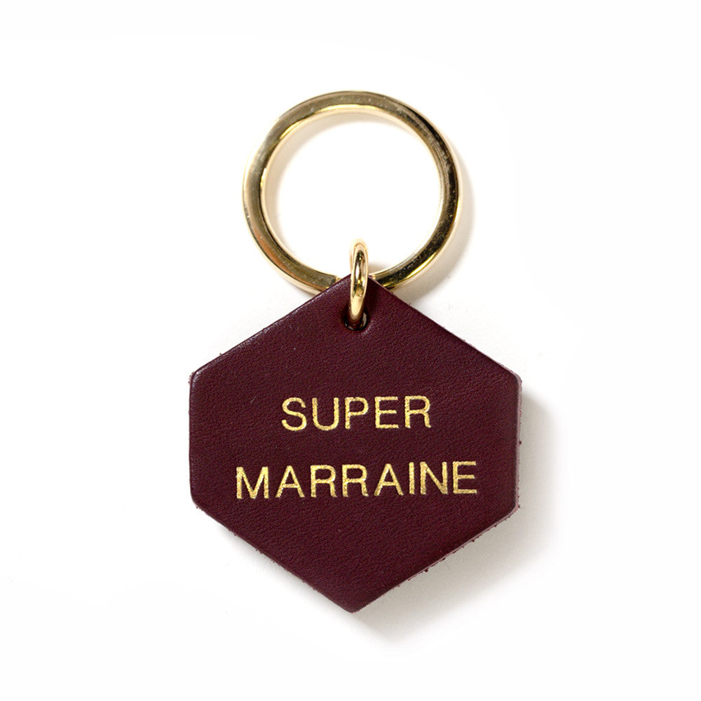 Porte-clé en cuir avec inscription 'Super Marraine' en relief.