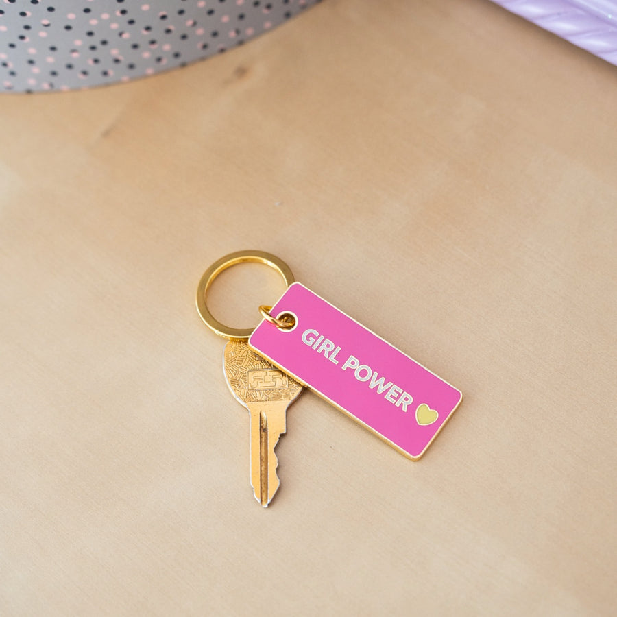 Porte-clés Girl Power avec un design coloré et inspirant.