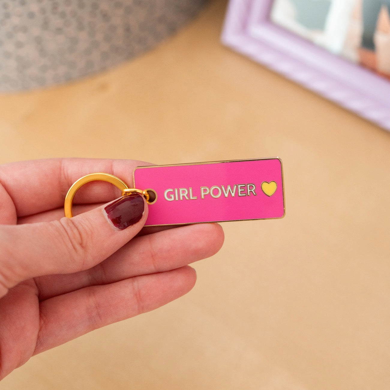 Porte-clés Girl Power avec un design coloré et inspirant.