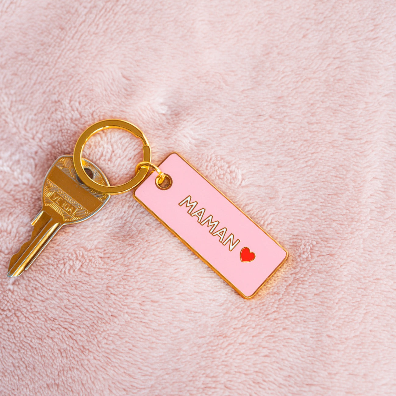 Porte-clés Maman avec cœur, vue rapprochée sur le design.