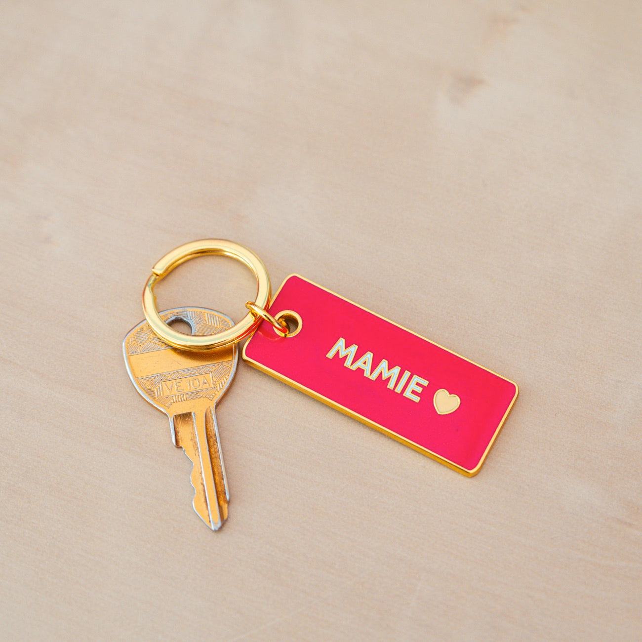 Porte-clé Mamie avec lunettes et cœur, vue de face.