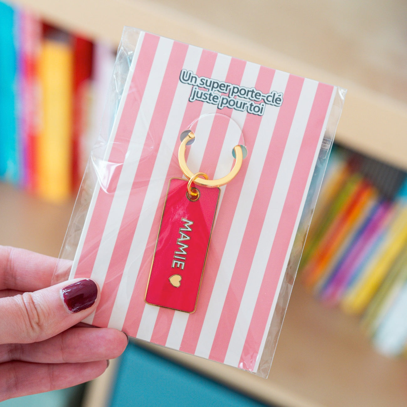 Porte-clé Mamie avec lunettes et cœur, vue de face.