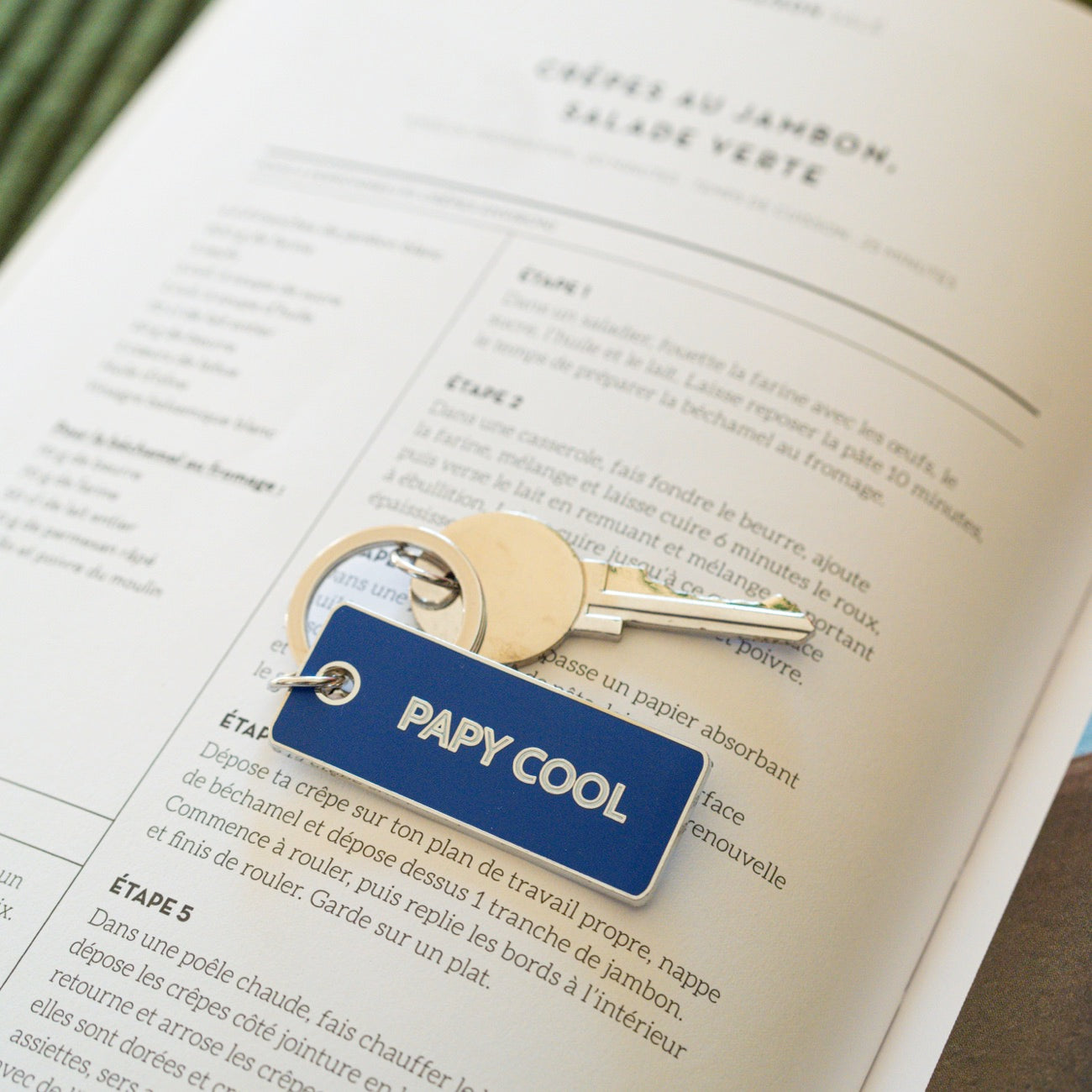 Porte-clé Papy Cool avec design amusant et texture en métal