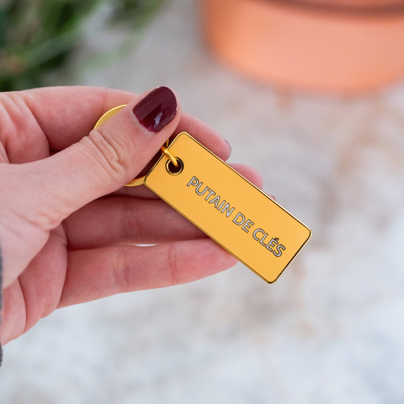 Porte-clé avec inscription humoristique sur fond neutre.