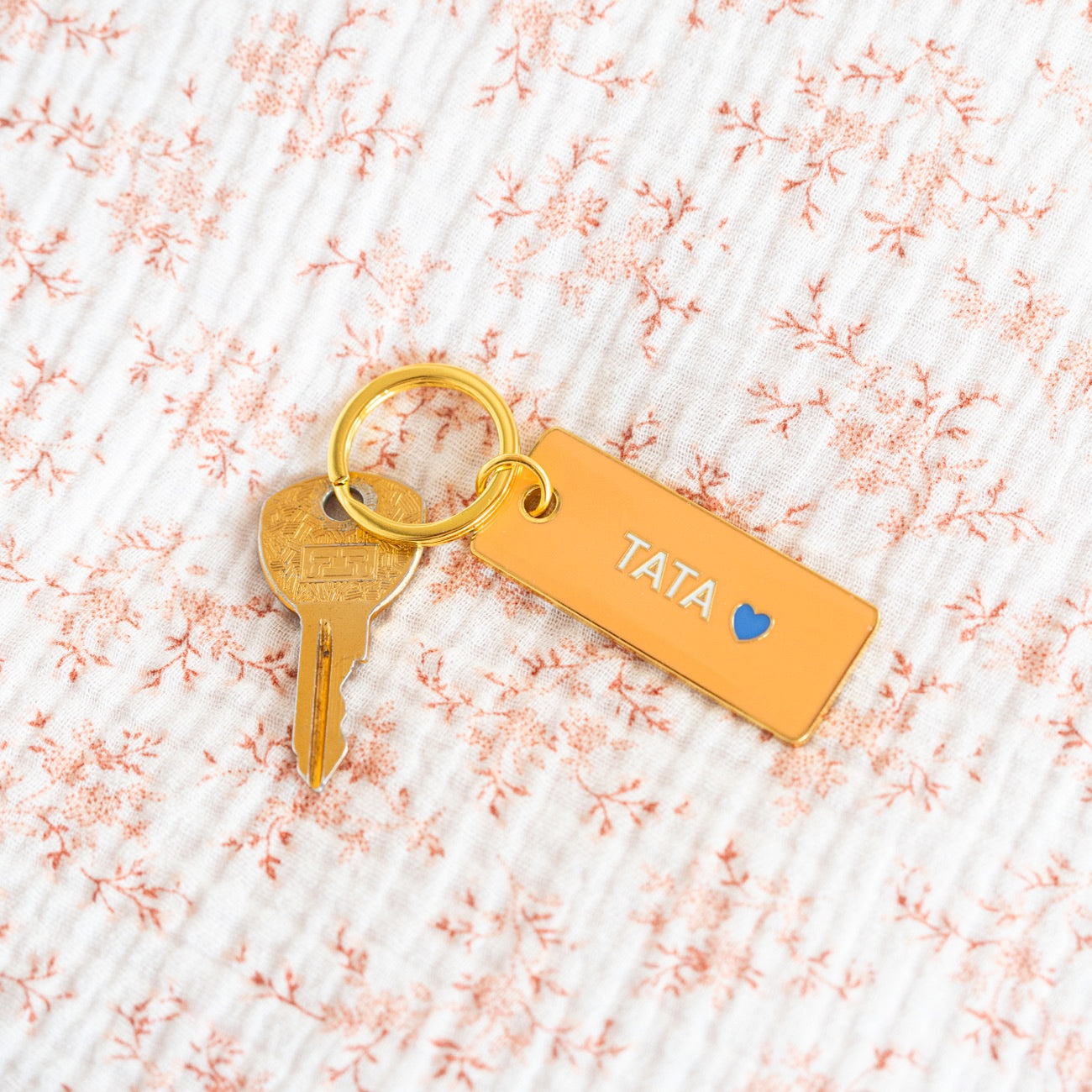 Porte-clé Tata avec cœur, design coloré et charmant.
