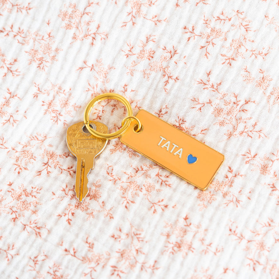 Porte-clé Tata avec cœur, design coloré et charmant.