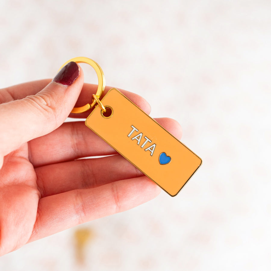 Porte-clé Tata avec cœur, vue de face sur fond clair.