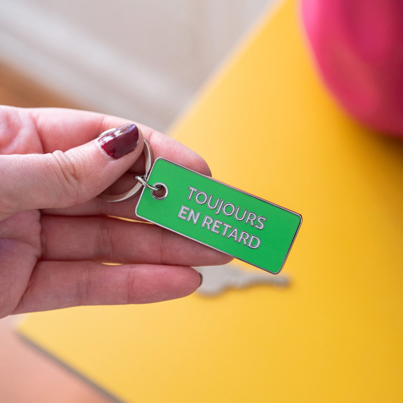 Porte-clé humoristique avec inscription sur fond clair.