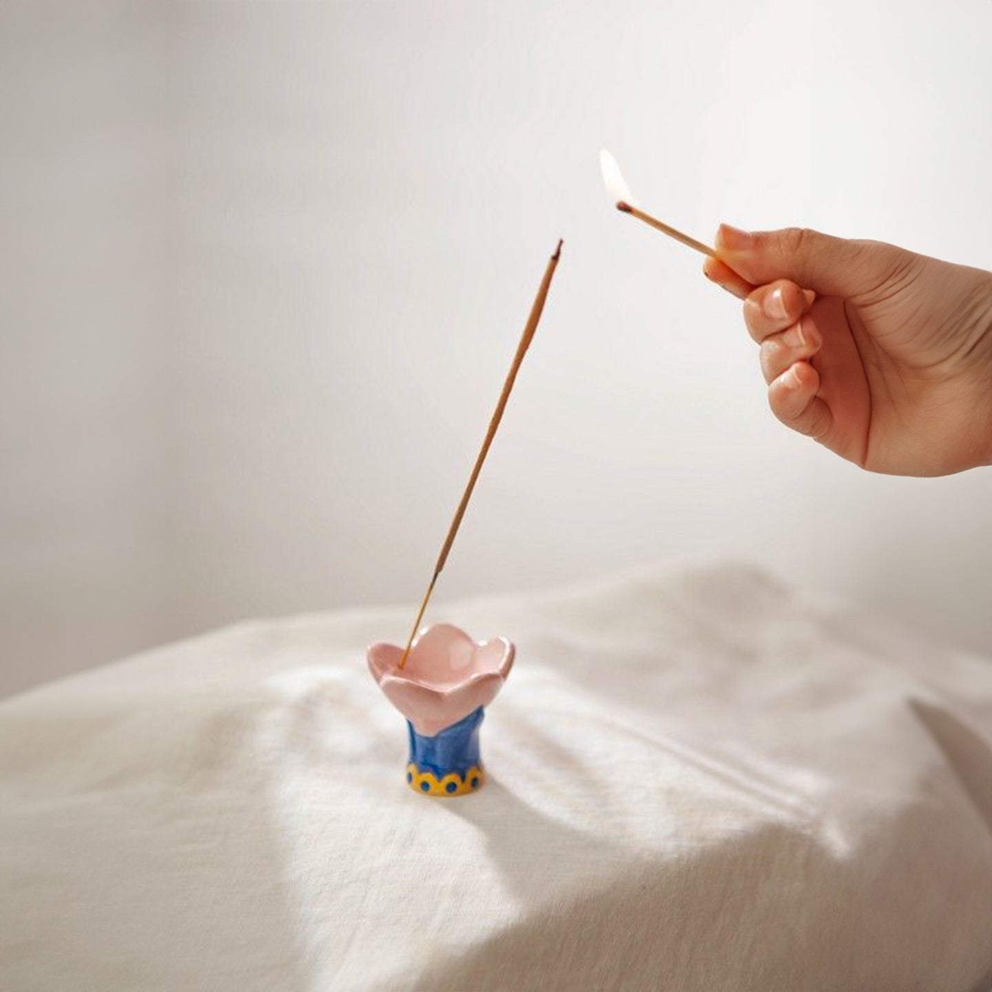 Porte-encens tulipe avec détails floraux en relief