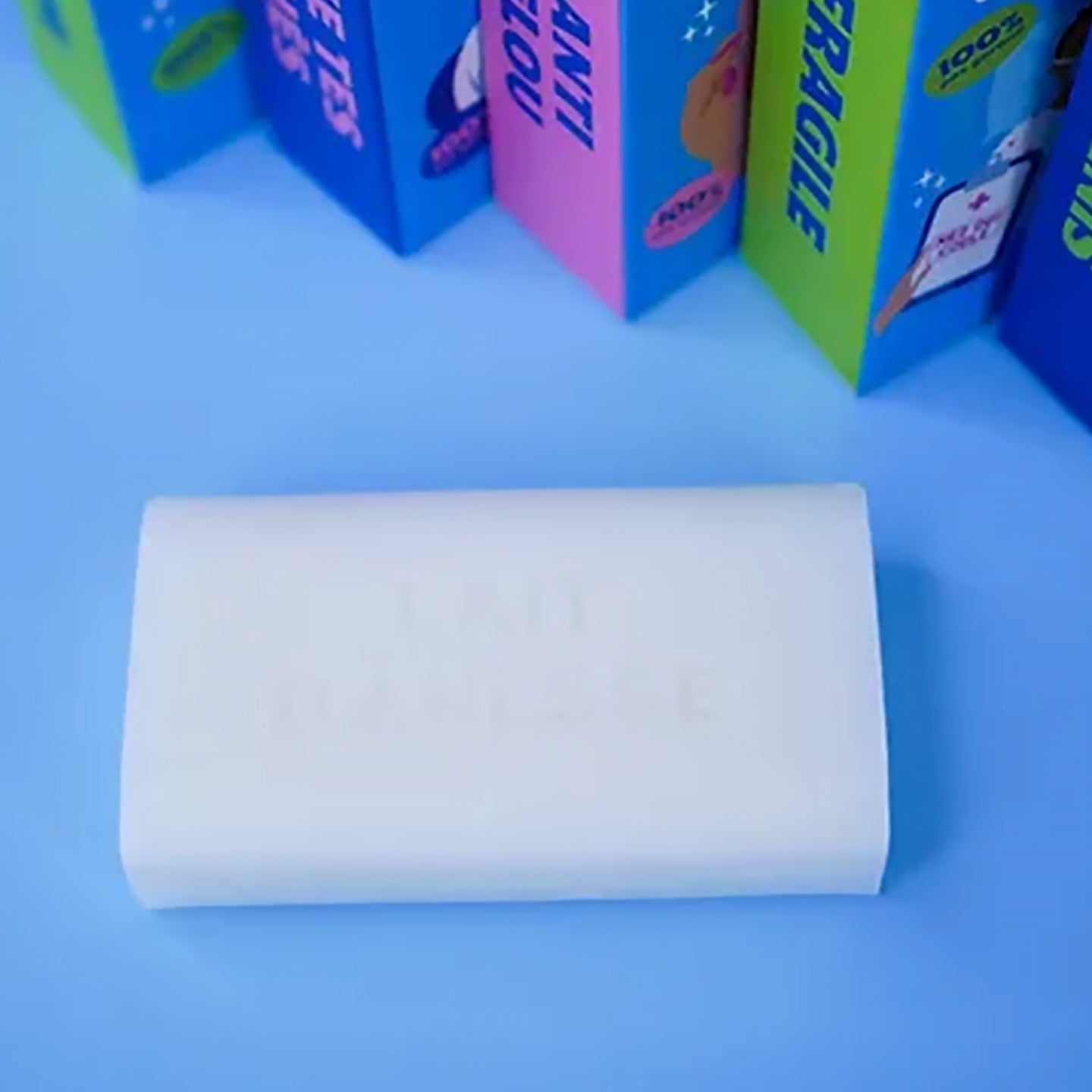 Savon anti-relou avec un design humoristique en gros plan.