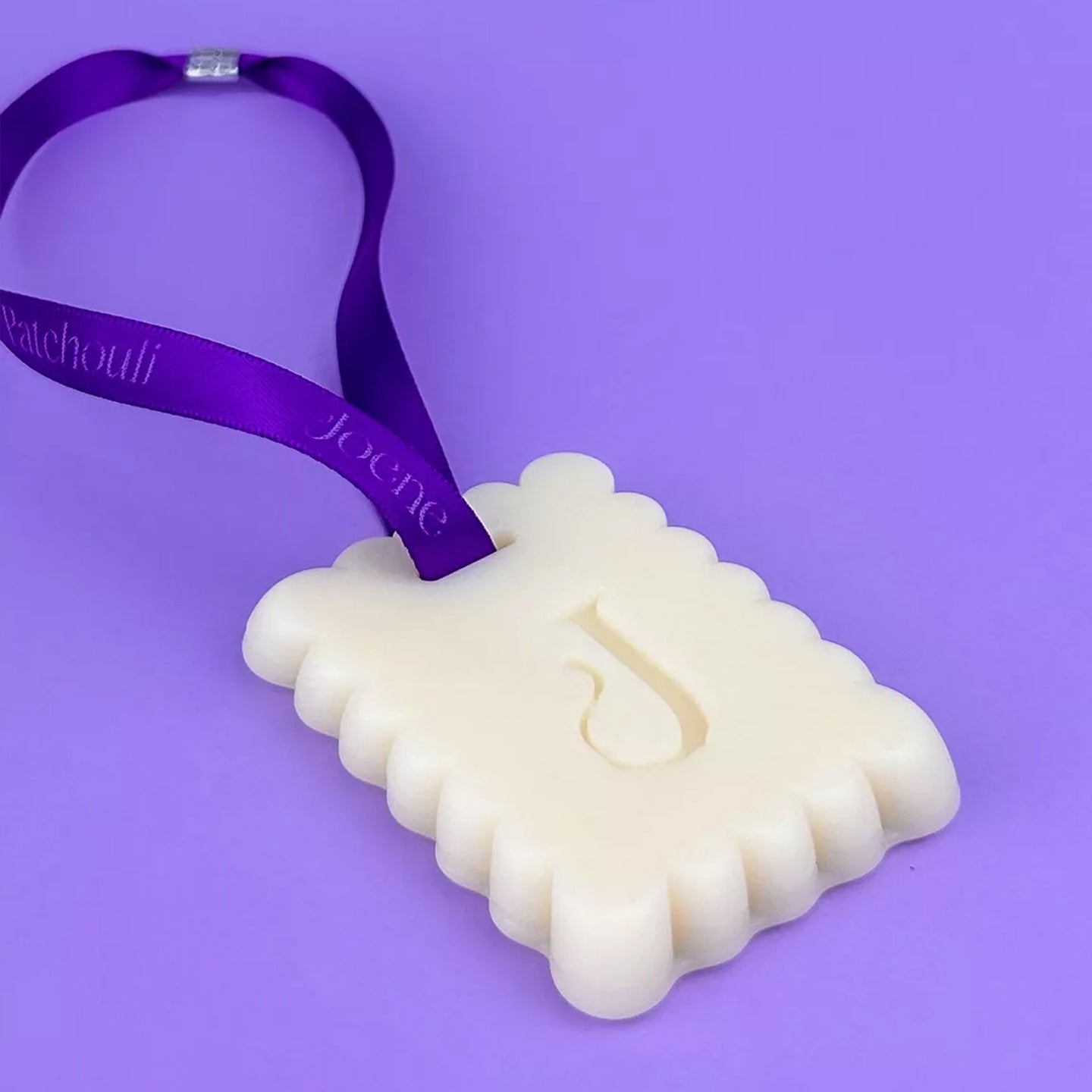 Biscuit en cire d'olive au patchouli, vue de face avec texture détaillée.