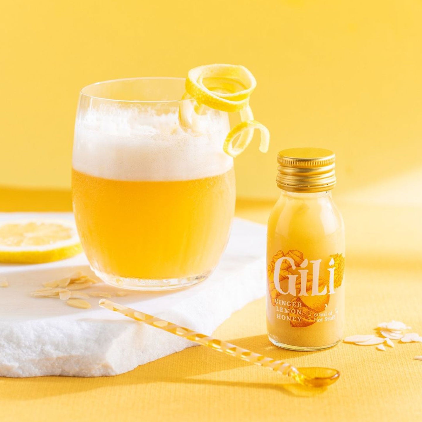 Bouteille de shot au gingembre avec étiquette colorée