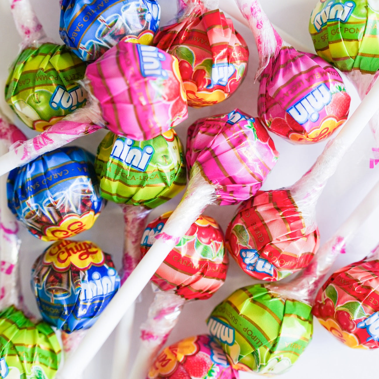 Minis sucettes Chupa Chups avec un motif coloré sur le dessus.