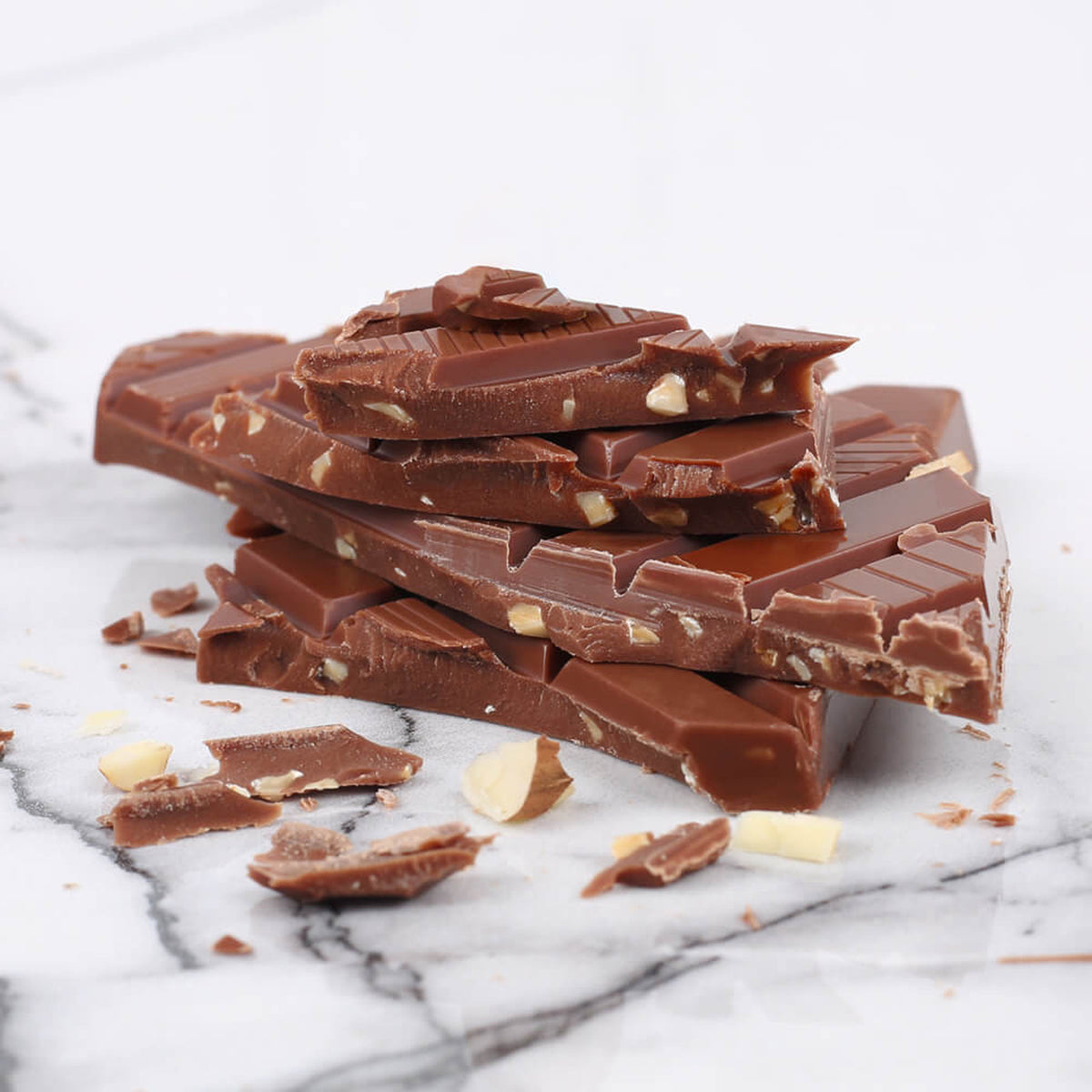 Tablette de chocolat au lait avec éclats d'amandes en gros plan