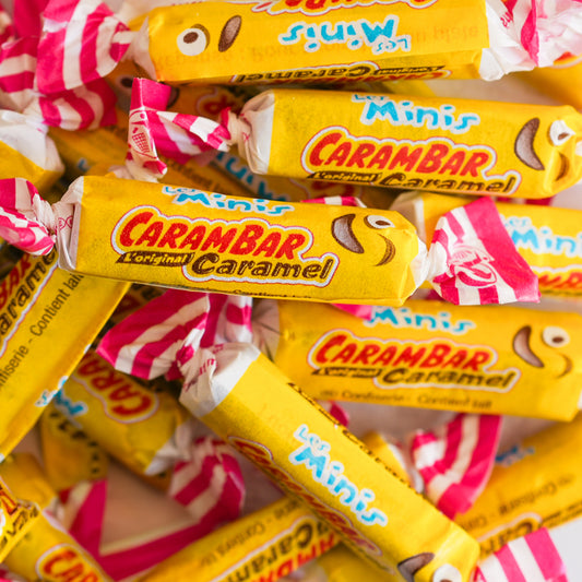 Minis Carambars caramel vus de dessus, texture lisse et brillante.