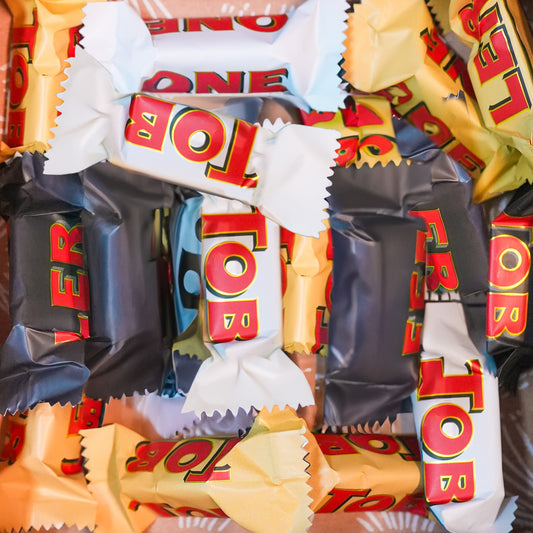 Mini Toblerone en chocolat avec un motif triangulaire distinctif.