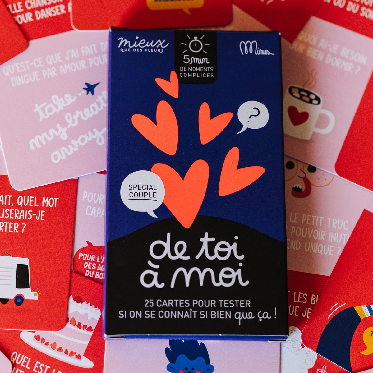 Boîte du jeu 'de toi à moi' avec design romantique.