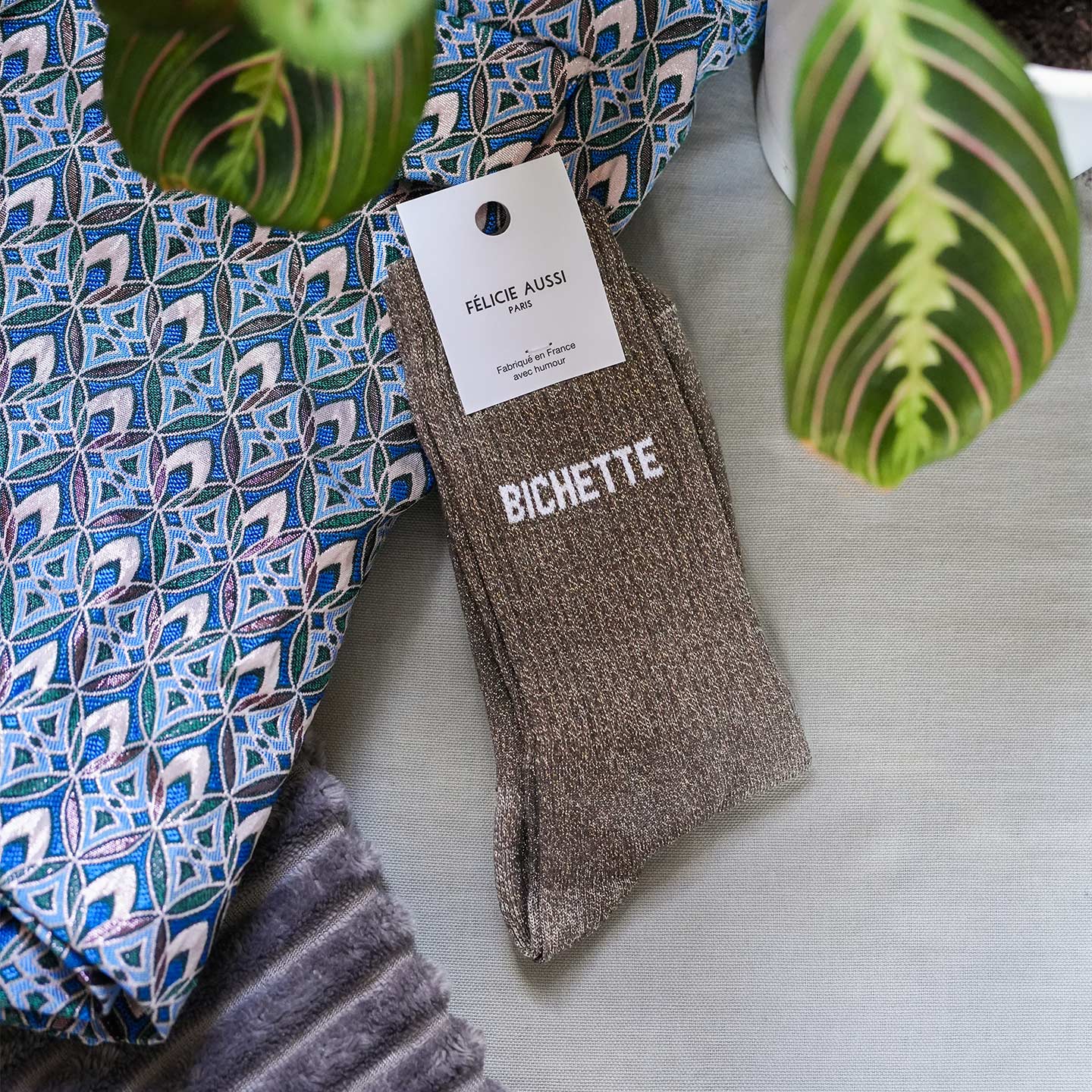 Chaussettes à paillettes avec inscription Bichette en gros plan.