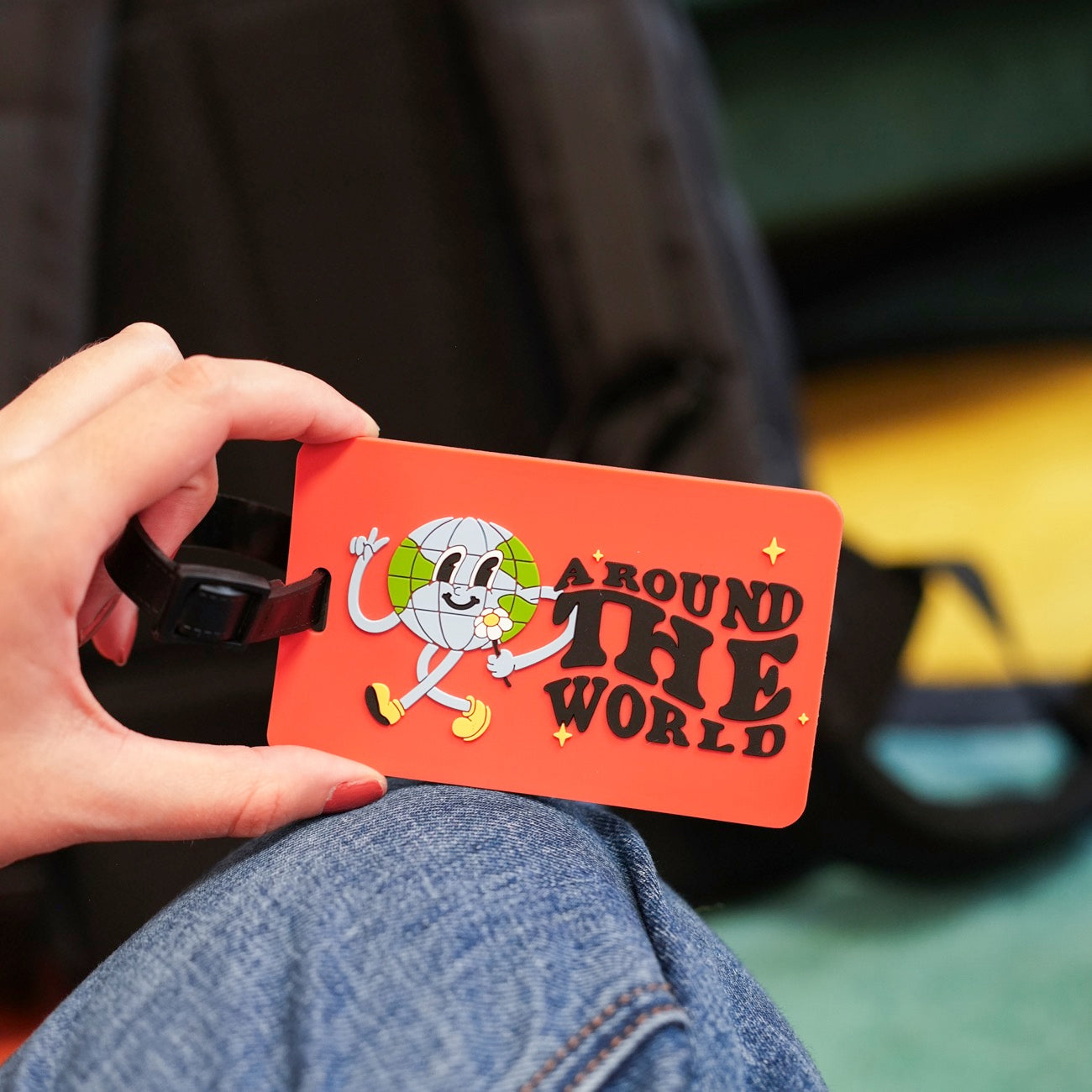 Étiquette de bagage avec motif géométrique coloré