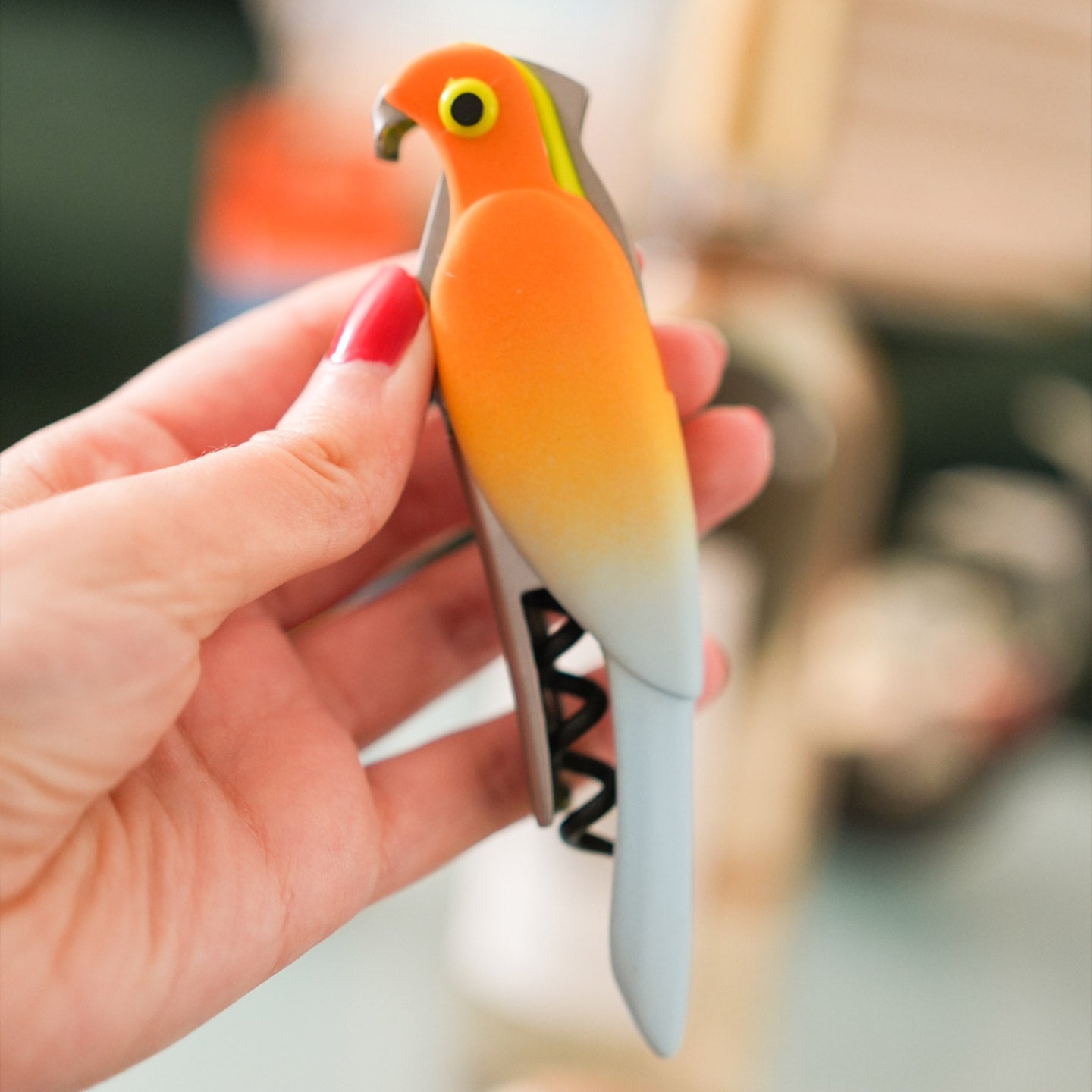 Tire-bouchon perroquet avec levier intégré, vue de côté.
