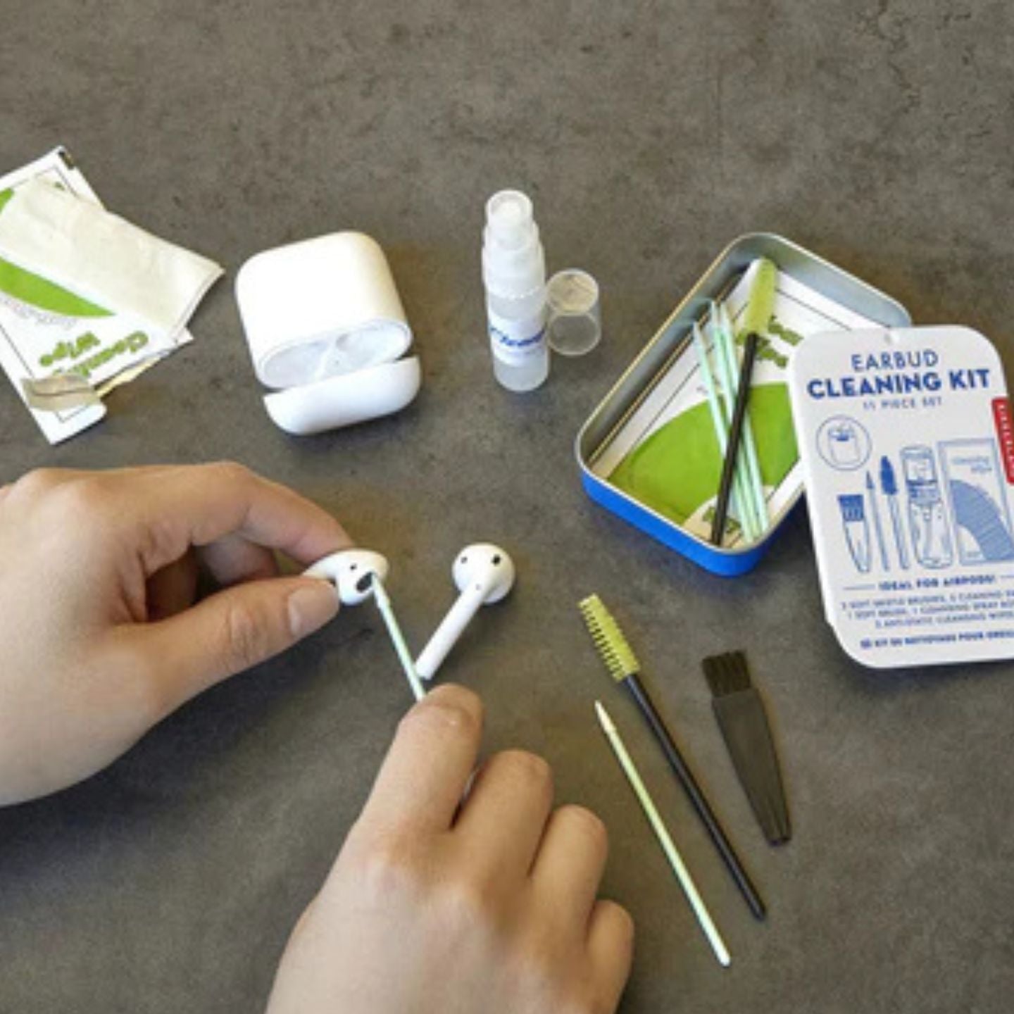 Kit de nettoyage pour écouteurs avec brosse et lingette