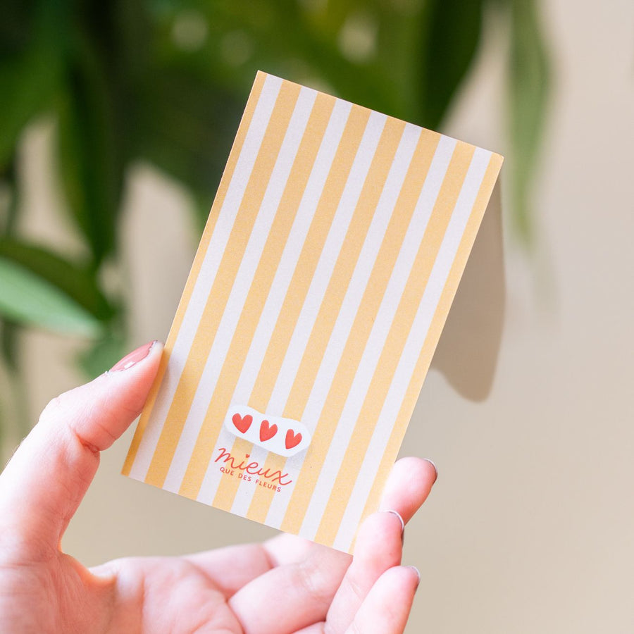 Carte à gratter avec message inspirant sur fond coloré.