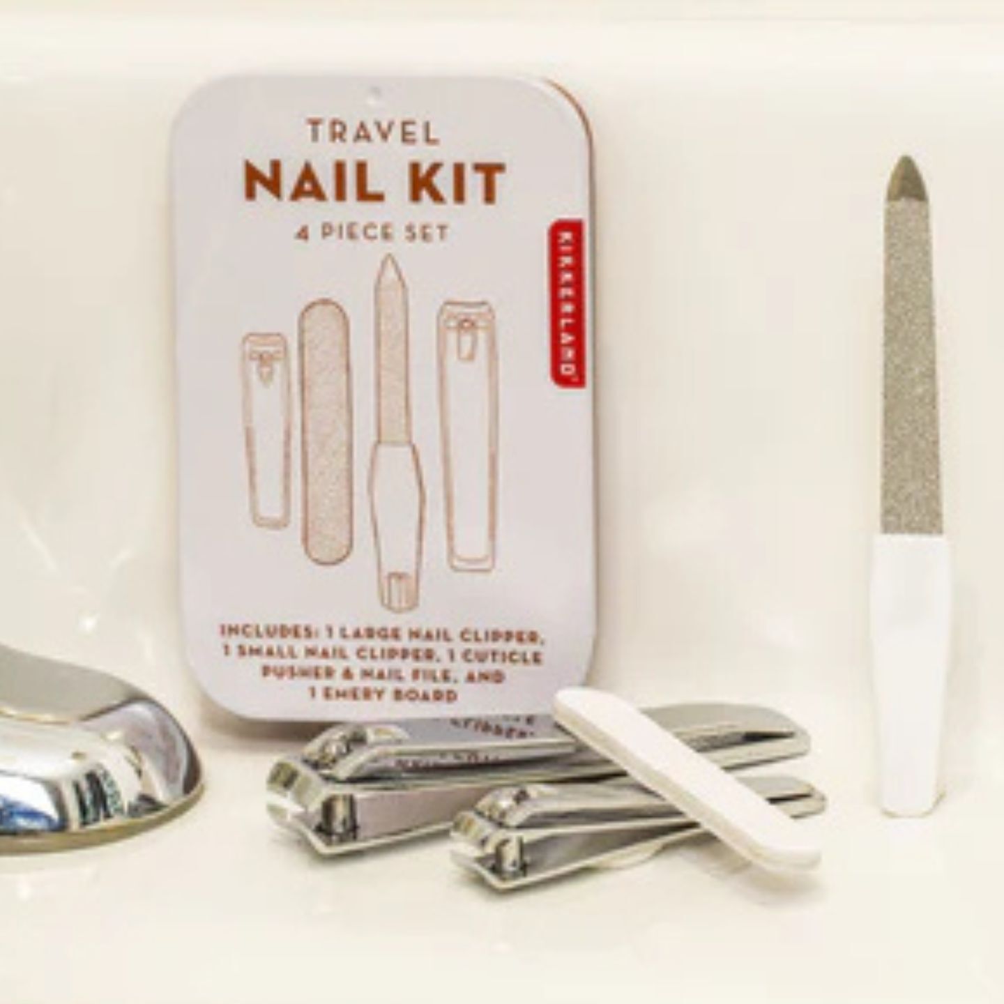 Kit de voyage pour ongles avec coupe-ongles et lime, vue de dessus