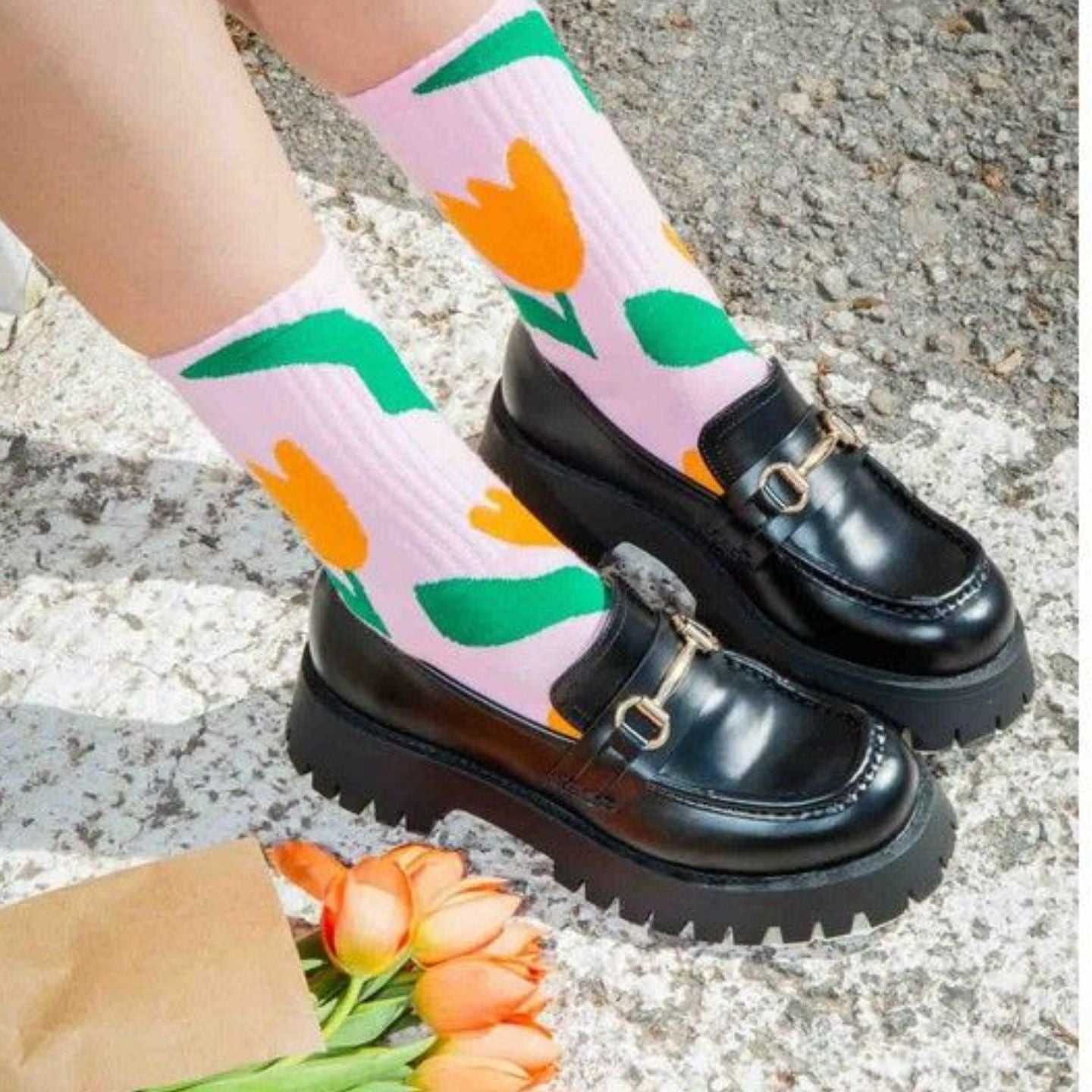 Chaussettes tulipes avec motif floral coloré en gros plan