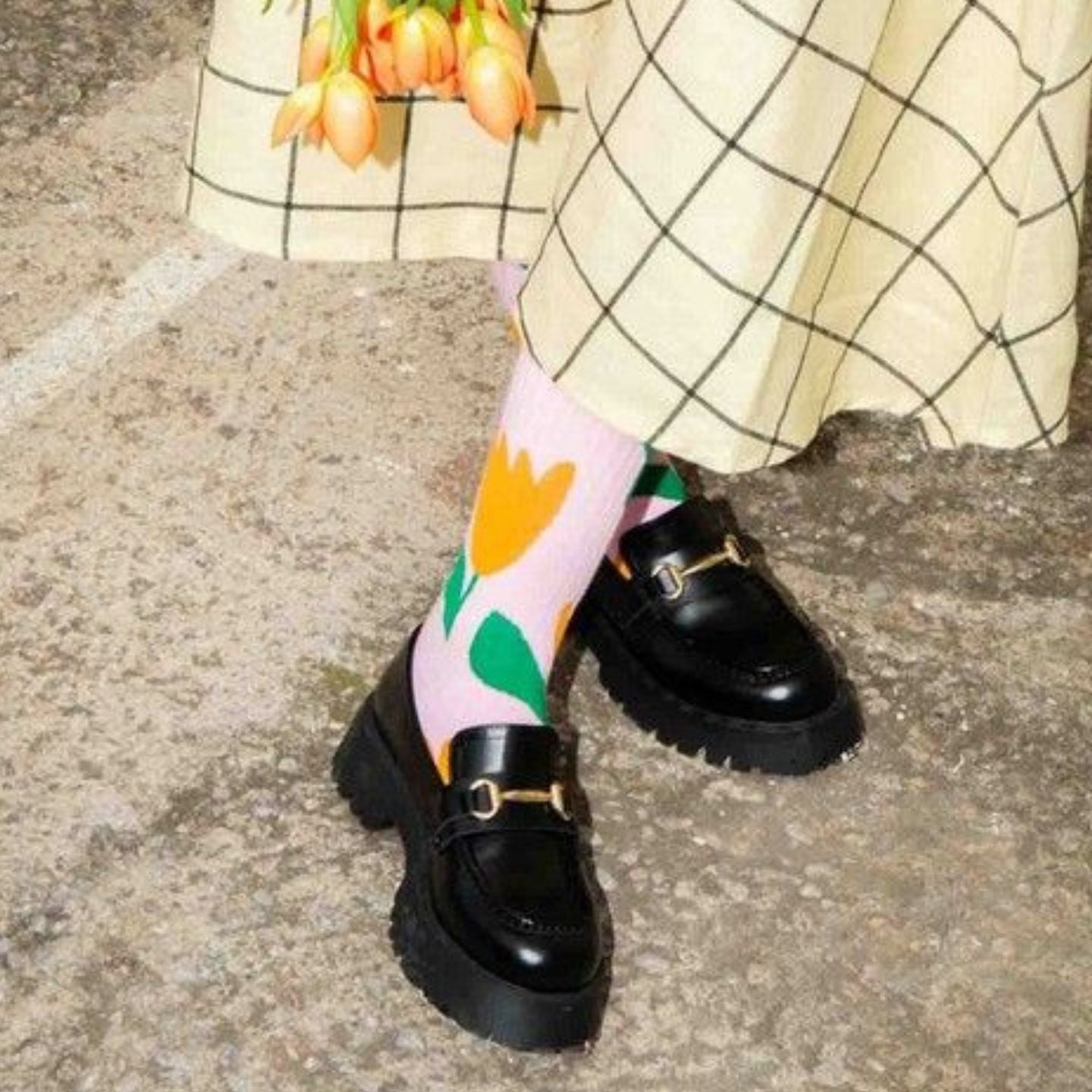 Chaussettes tulipes avec motif floral coloré en gros plan