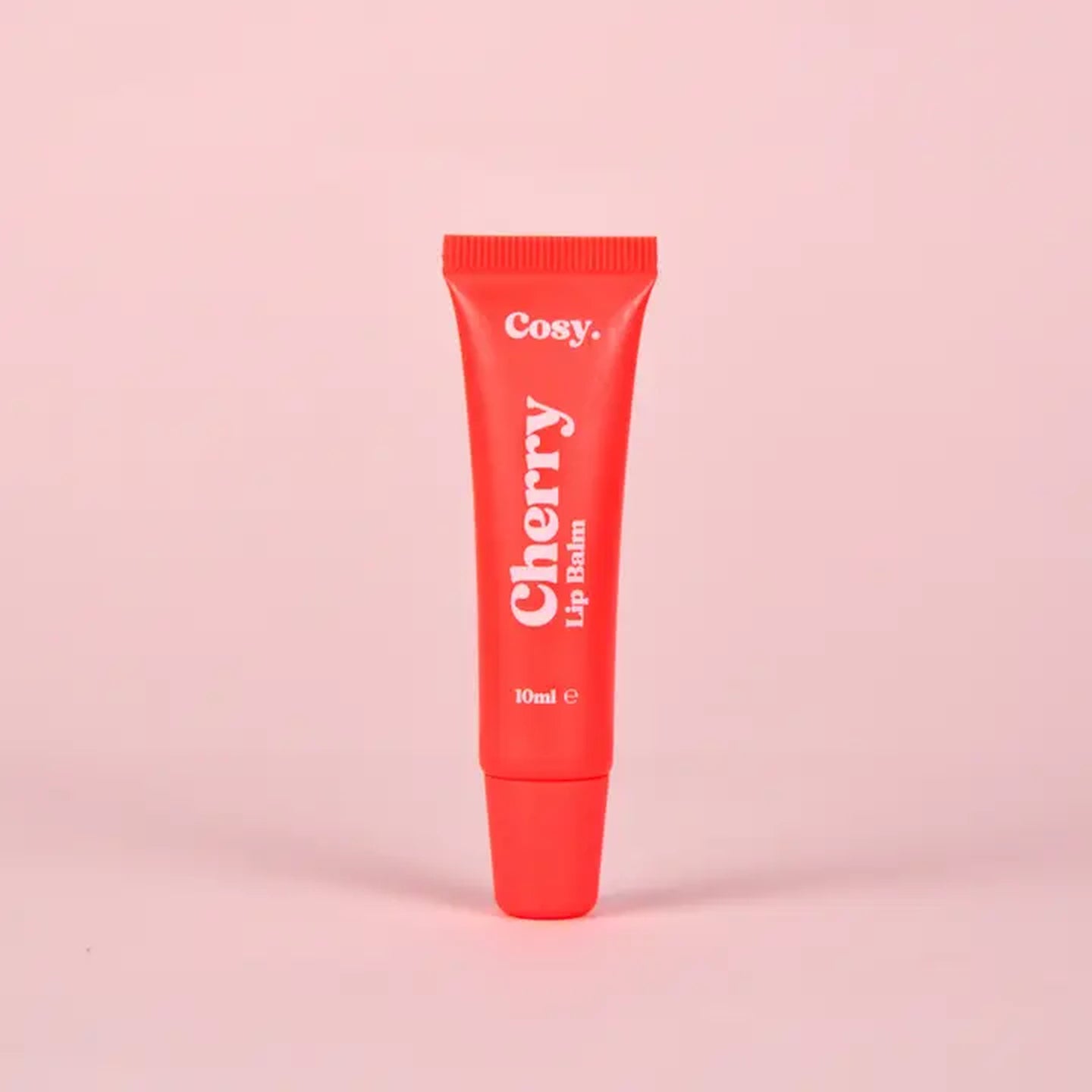 Baume à lèvres cerise avec texture crémeuse et pot ouvert