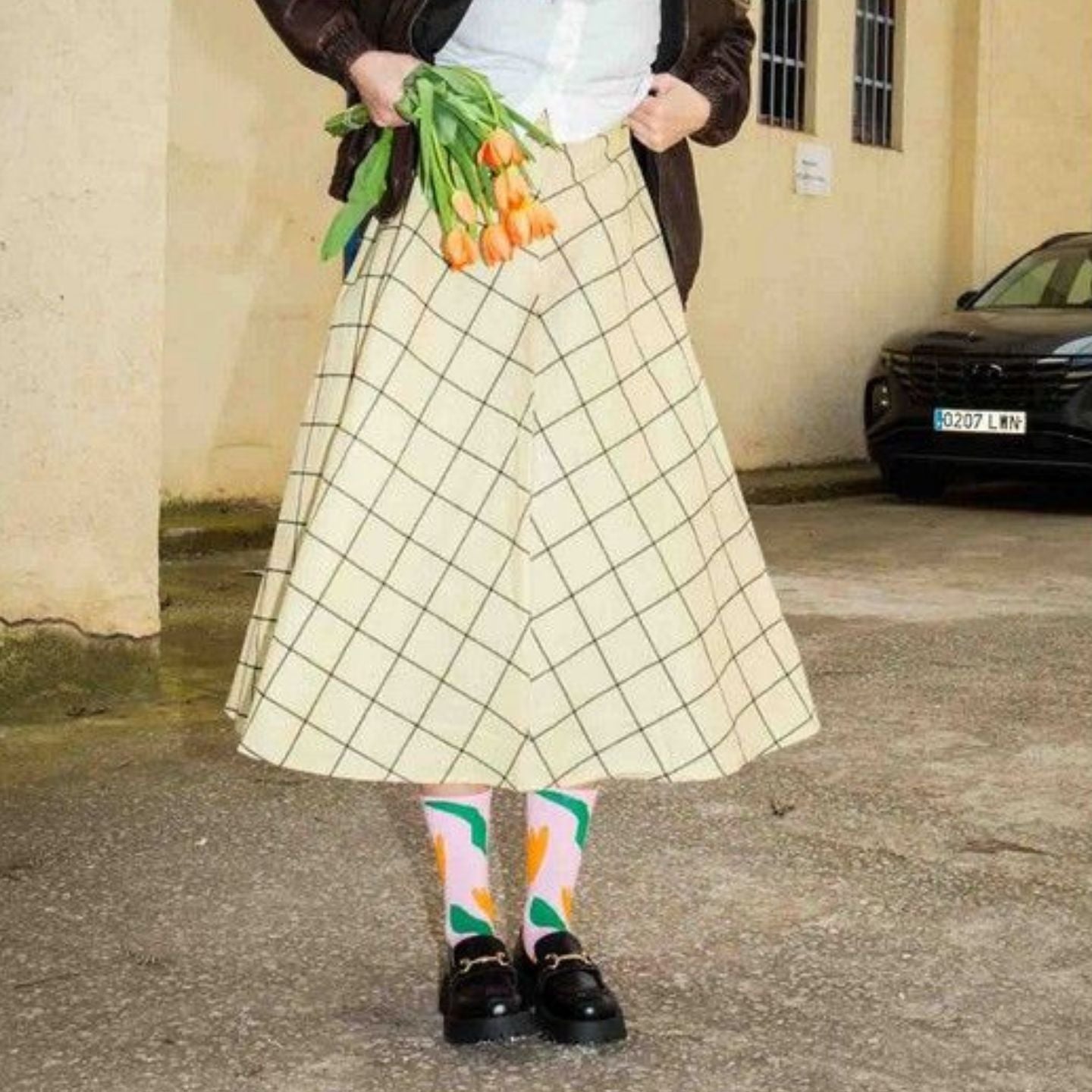 Chaussettes tulipes avec motif floral coloré sur fond clair