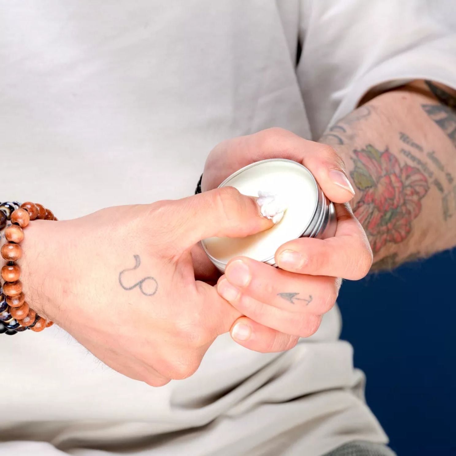 Baume à barbe bio Sapiens avec texture crémeuse en gros plan