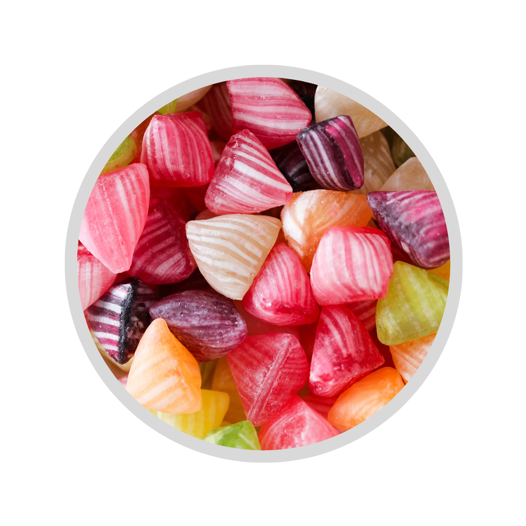 Boîte de bonbons personnalisés avec des berlingots colorés.