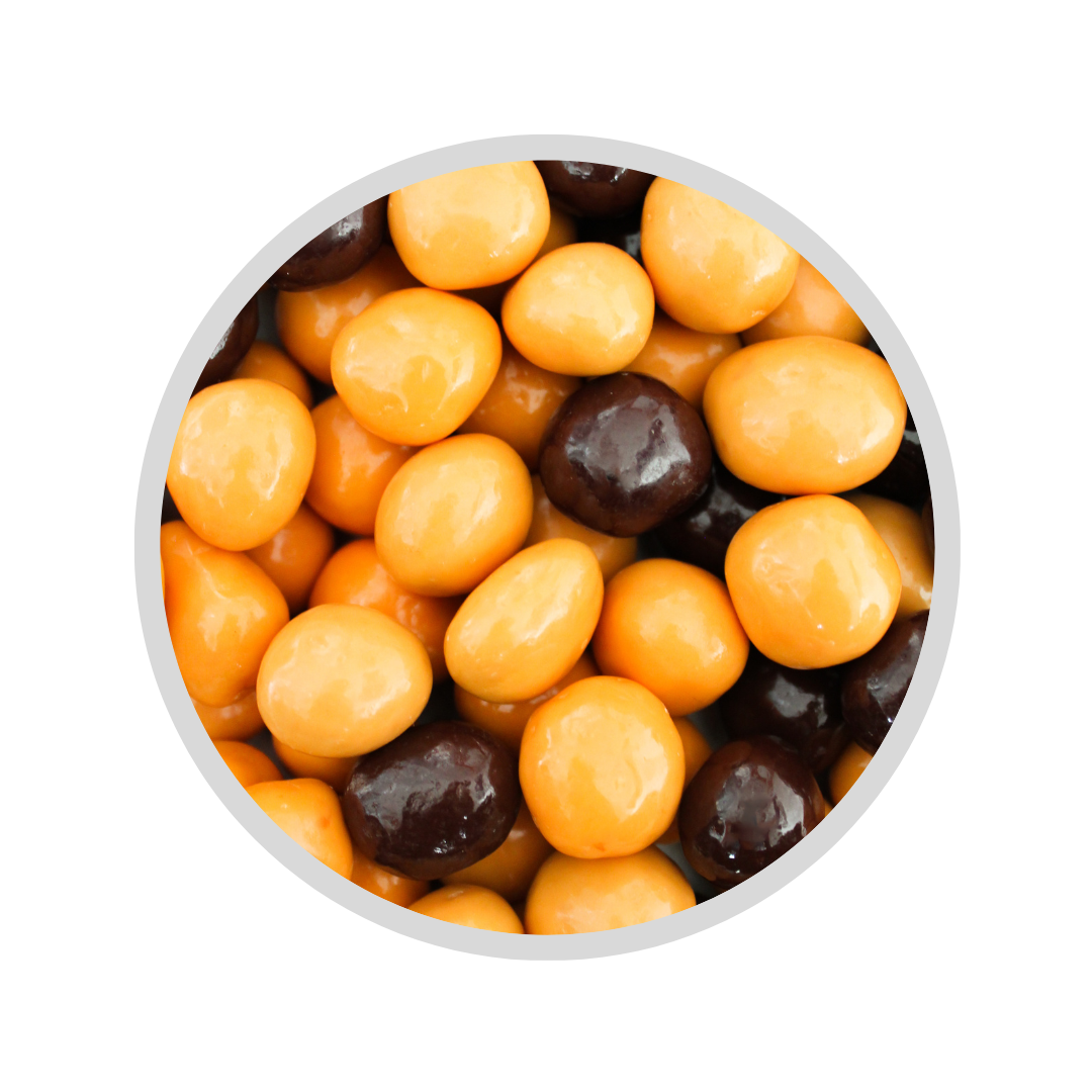 Bonbons orangette dans une boîte personnalisée, vue de dessus.