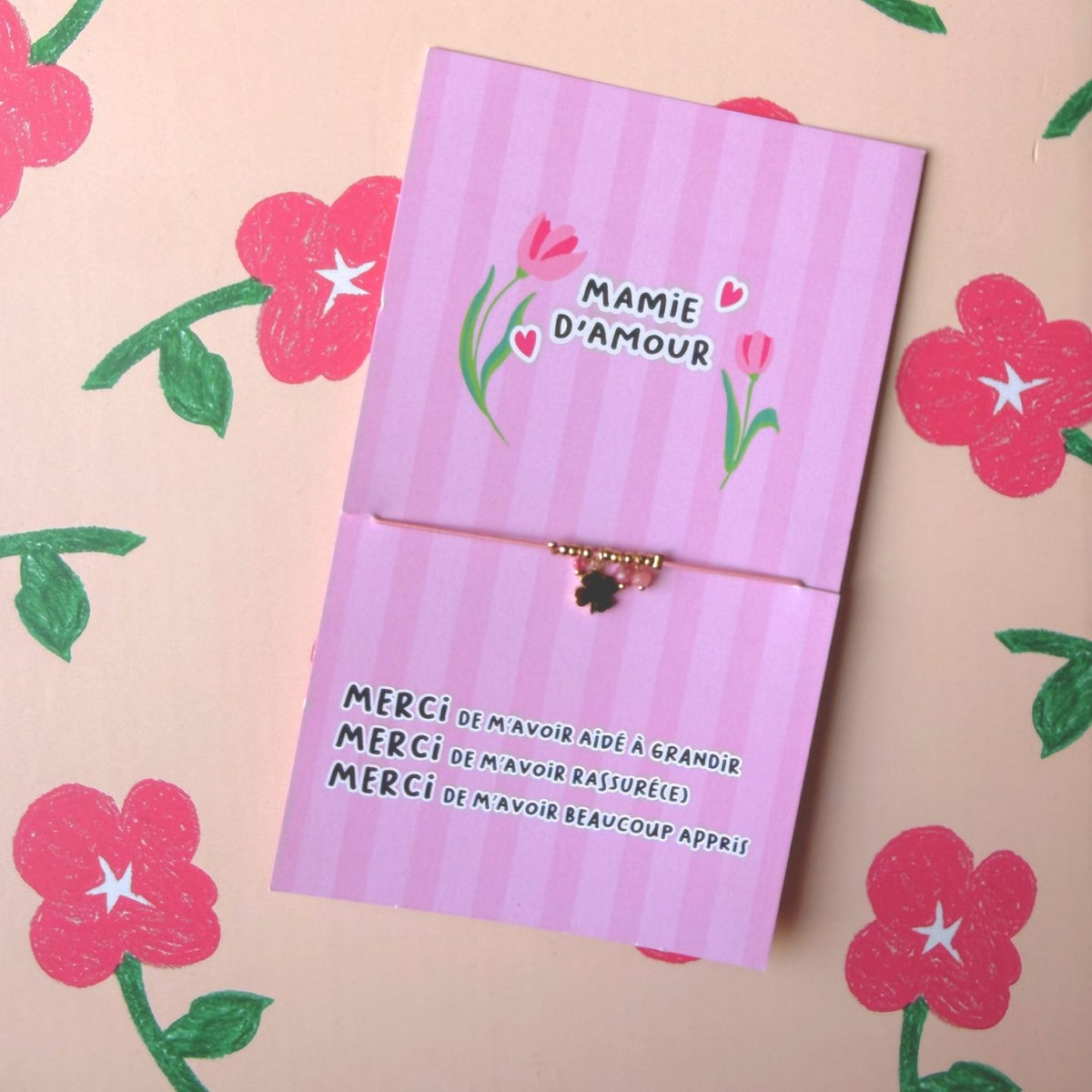 Bracelet avec pendentif trèfle doré sur cordon rose