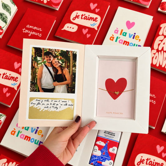 Carte personnalisée ouverte avec photo de couple et message manuscrit