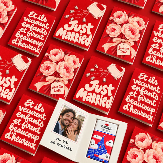 Carte d’annonce de mariage ouverte avec photo du couple et message manuscrit