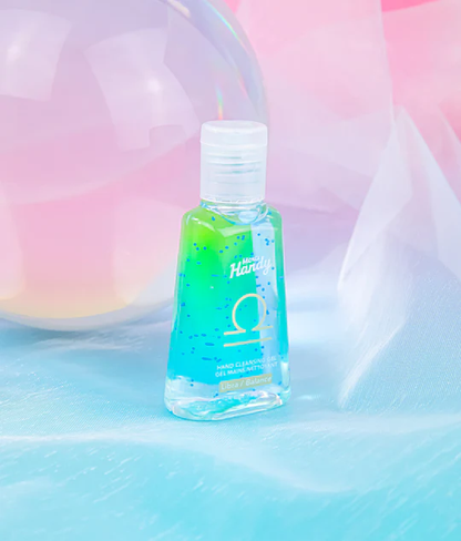 Gel pour les mains avec motif Balance sur fond clair.